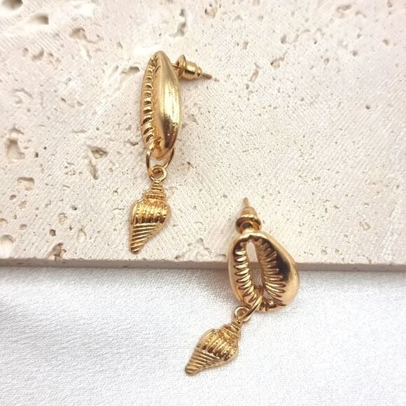 New Conch Seashell Golden Drop Earrings - Picture 3 of 7